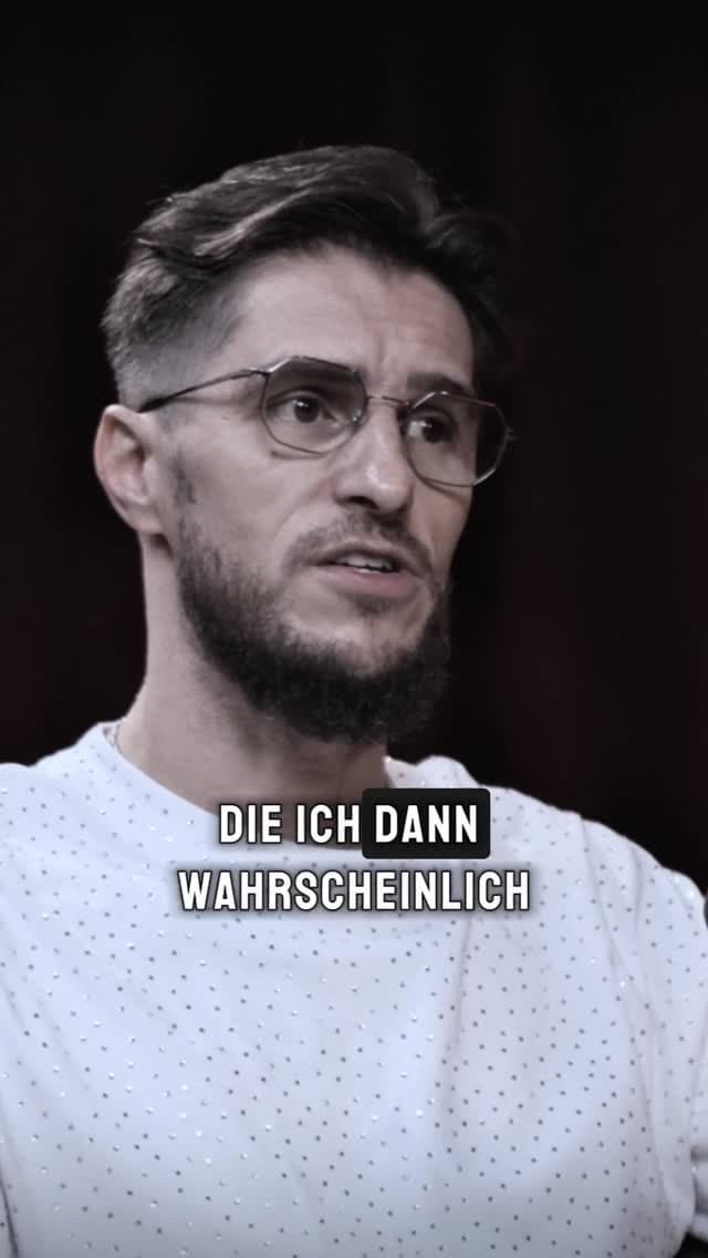 Matthias Mende speaking in a podcast studio