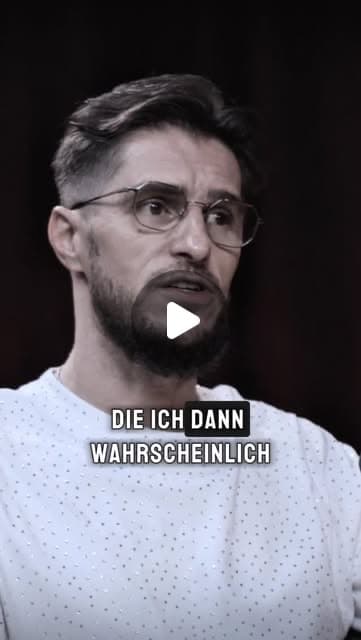 Matthias Mende speaking in a podcast studio